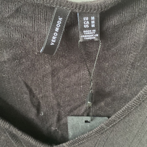 Vero Moda Black v neck lettuce edges crop Top, Size M, NWT - Picture 3 of 6